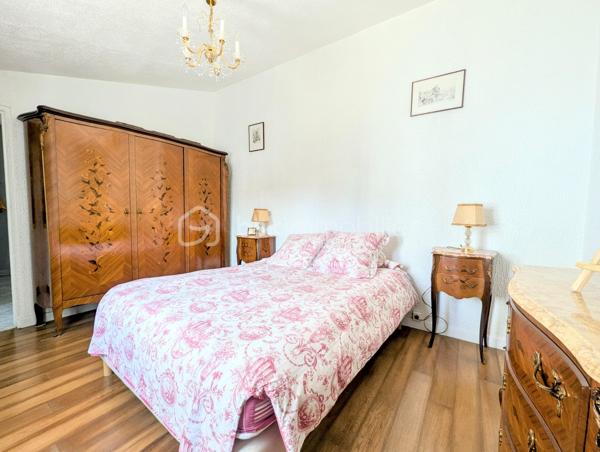 Dans un environnement paisible, venez découvrir cette charmante maison de plain-pied de 50m², offrant un cadre de vie idéal à Sucy-en-Brie.

Entrez et découvrez un intérieur fonctionnel et bien pensé, composé d'une entrée desservant une salle d'eau avec WC, une cuisine équipée, une chambre confortable et un agréable séjour.

L'atout majeur de ce bien ? Son exceptionnel extérieur plein sud ! Édifiée sur un vaste terrain de 730m², la maison vous invite à la détente avec ses deux grandes terrasses, dont un superbe espace couvert pour profiter des beaux jours en toute saison.

Une place de parking extérieure et une cabane de jardin complèteront ce bien.

A visiter sans tarder !