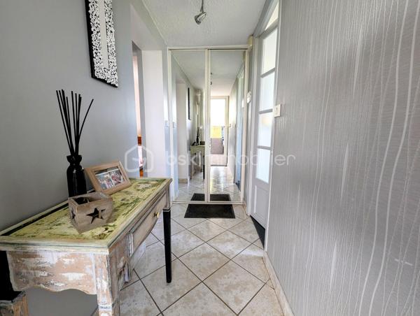 Dans un environnement paisible, venez découvrir cette charmante maison de plain-pied de 50m², offrant un cadre de vie idéal à Sucy-en-Brie.

Entrez et découvrez un intérieur fonctionnel et bien pensé, composé d'une entrée desservant une salle d'eau avec WC, une cuisine équipée, une chambre confortable et un agréable séjour.

L'atout majeur de ce bien ? Son exceptionnel extérieur plein sud ! Édifiée sur un vaste terrain de 730m², la maison vous invite à la détente avec ses deux grandes terrasses, dont un superbe espace couvert pour profiter des beaux jours en toute saison.

Une place de parking extérieure et une cabane de jardin complèteront ce bien.

A visiter sans tarder !