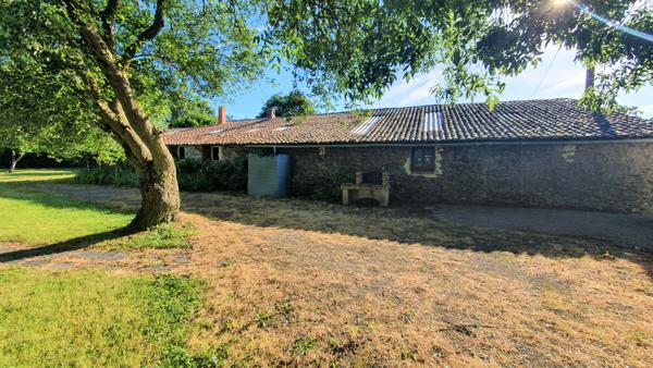 Bâtiments réhabilitables et terrain constructible en campagne