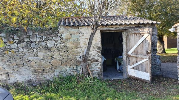 Bâtiments réhabilitables et terrain constructible en campagne