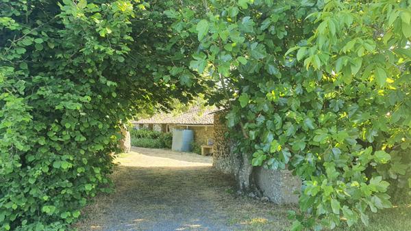 Bâtiments réhabilitables et terrain constructible en campagne