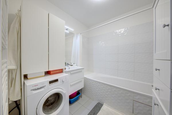 Appartement
         3 pièces
        - 66 m² 370 000 € *