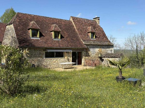 Maison ancienne - Les eyzies En Périgord Noir, proche de Saint-Léon-Sur-Vézère, au calme, très jolie maison ancienne entièrement restaurée avec soin. Magnifique vue sur la vallée. Unique. A voir!