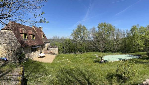 Maison ancienne - Les eyzies En Périgord Noir, proche de Saint-Léon-Sur-Vézère, au calme, très jolie maison ancienne entièrement restaurée avec soin. Magnifique vue sur la vallée. Unique. A voir!