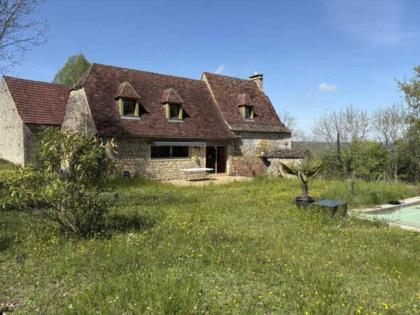 Maison ancienne - Les eyzies En Périgord Noir, proche de Saint-Léon-Sur-Vézère, au calme, très jolie maison ancienne entièrement restaurée avec soin. Magnifique vue sur la vallée. Unique. A voir!
