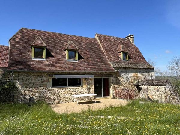Maison ancienne - Les eyzies En Périgord Noir, proche de Saint-Léon-Sur-Vézère, au calme, très jolie maison ancienne entièrement restaurée avec soin. Magnifique vue sur la vallée. Unique. A voir!