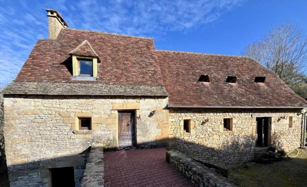 Maison ancienne - Les eyzies En Périgord Noir, proche de Saint-Léon-Sur-Vézère, au calme, très jolie maison ancienne entièrement restaurée avec soin. Magnifique vue sur la vallée. Unique. A voir!