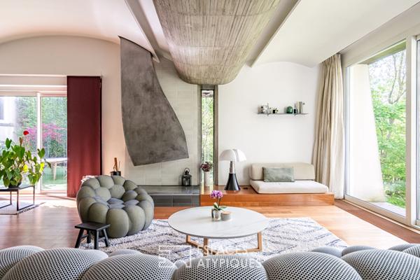 Maison d’architecte à la toiture papillon avec vue