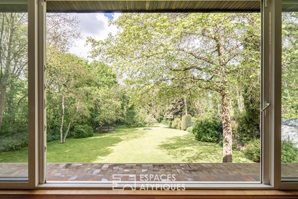 Maison d’architecte à la toiture papillon avec vue