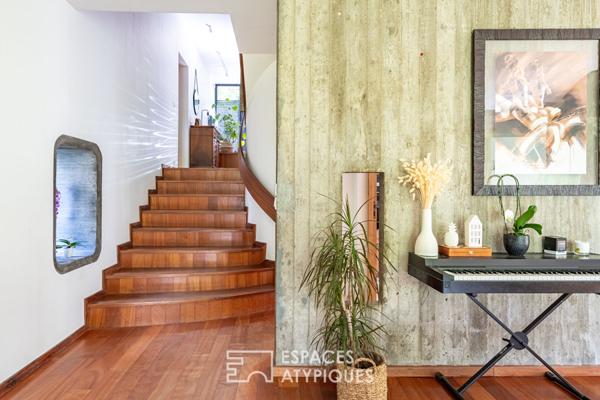 Maison d’architecte à la toiture papillon avec vue