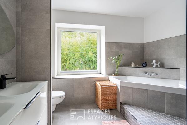 Maison d’architecte à la toiture papillon avec vue