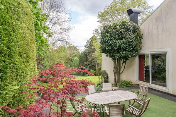 Maison d’architecte à la toiture papillon avec vue