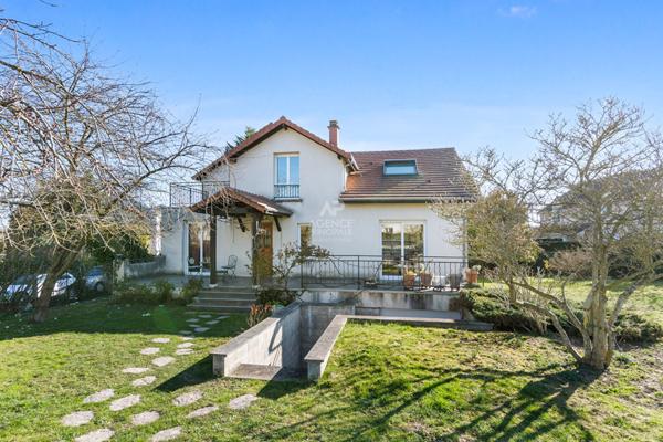 Maison Orgeval 10 pièce(s) 163m2 €725 000 ** - Référence 17300