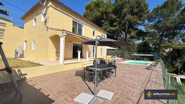 Vente                                                      Villa
                        
                     6 pièces                      162 m2                     à Cagnes-sur-Mer