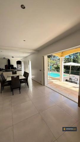 Vente                                                      Villa
                        
                     6 pièces                      162 m2                     à Cagnes-sur-Mer