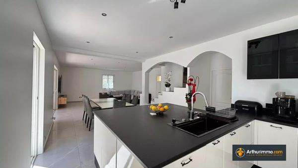 Vente                                                      Villa
                        
                     6 pièces                      162 m2                     à Cagnes-sur-Mer