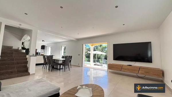 Vente                                                      Villa
                        
                     6 pièces                      162 m2                     à Cagnes-sur-Mer
