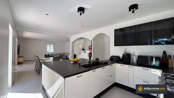 Vente                                                      Villa
                        
                     6 pièces                      162 m2                     à Cagnes-sur-Mer