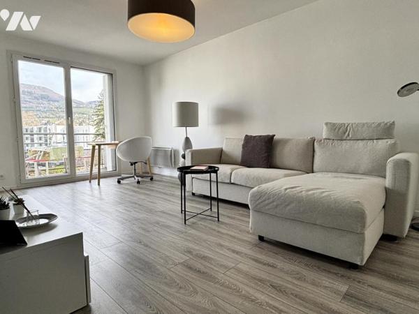 VOIRON appartement 2P+c au dernier étage. Terrasses & garage