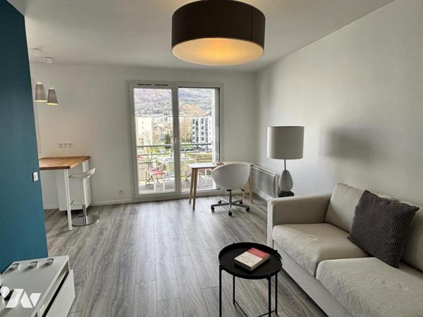 VOIRON appartement 2P+c au dernier étage. Terrasses & garage