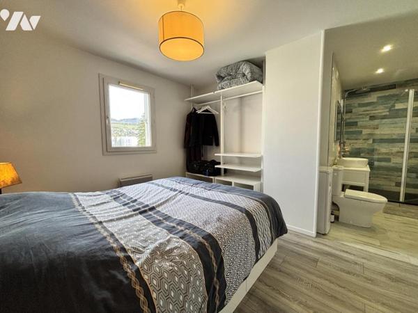 VOIRON appartement 2P+c au dernier étage. Terrasses & garage