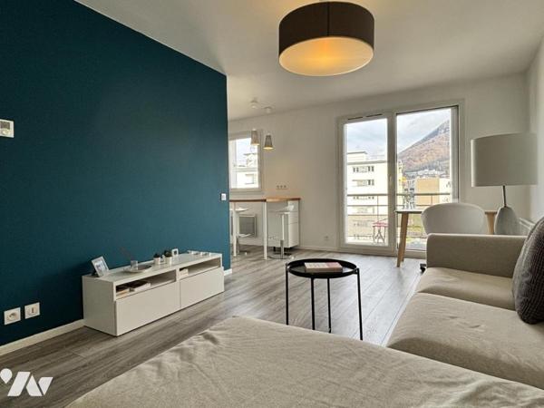 VOIRON appartement 2P+c au dernier étage. Terrasses & garage