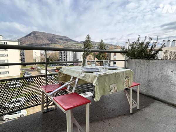 VOIRON appartement 2P+c au dernier étage. Terrasses & garage