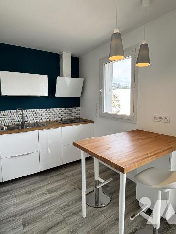 VOIRON appartement 2P+c au dernier étage. Terrasses & garage