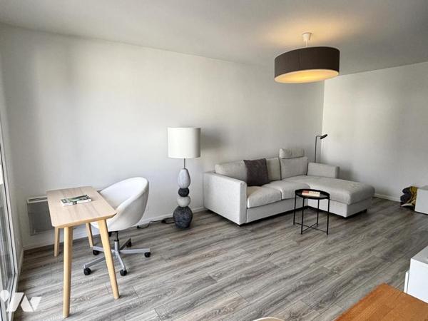 VOIRON appartement 2P+c au dernier étage. Terrasses & garage