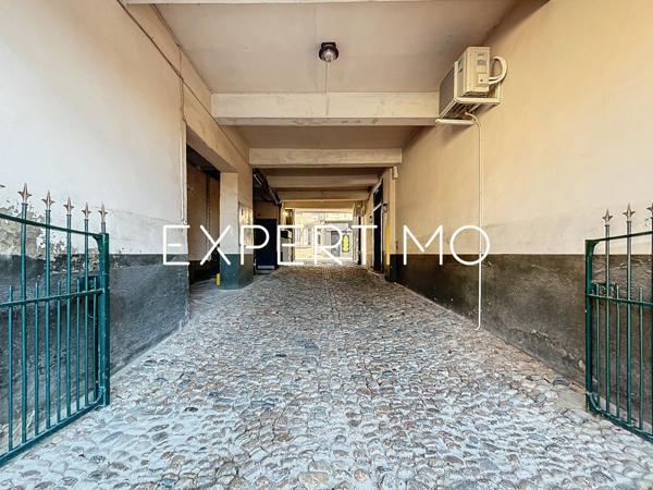 Castelnaudary (11400) Castelnaudary : immeuble de 480m² avec cour intérieure de 750m2 env. en plein centre ville.