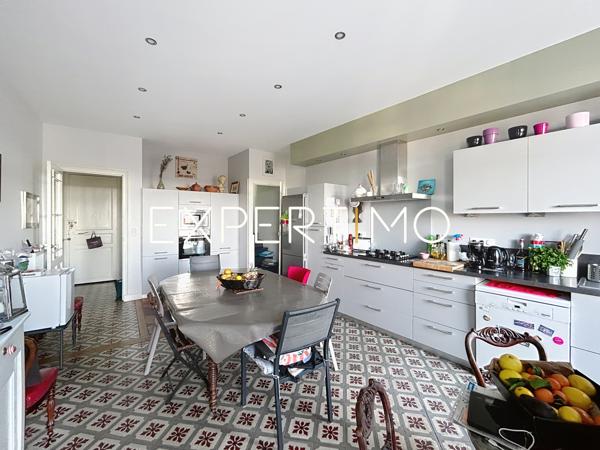 Castelnaudary (11400) Castelnaudary : immeuble de 480m² avec cour intérieure de 750m2 env. en plein centre ville.