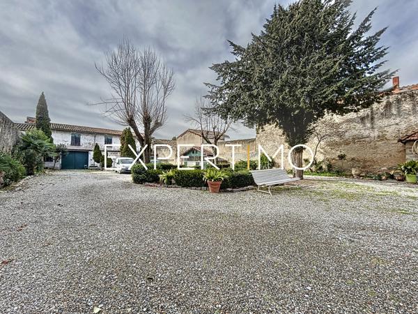 Castelnaudary (11400) Castelnaudary : immeuble de 480m² avec cour intérieure de 750m2 env. en plein centre ville.