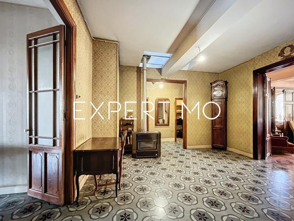 Castelnaudary (11400) Castelnaudary : immeuble de 480m² avec cour intérieure de 750m2 env. en plein centre ville.