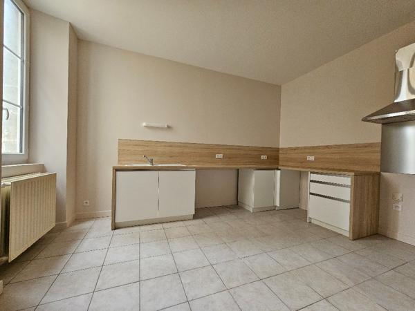 MAISON DE VILLE ROULLET SAINT ESTEPHE 4 PIECE(S)