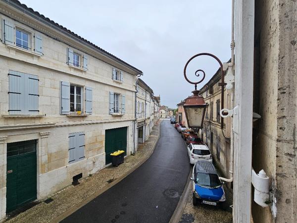 MAISON DE VILLE ROULLET SAINT ESTEPHE 4 PIECE(S)
