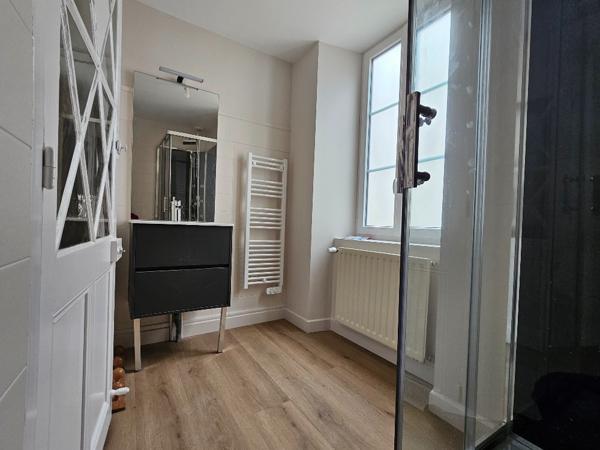 MAISON DE VILLE ROULLET SAINT ESTEPHE 4 PIECE(S)