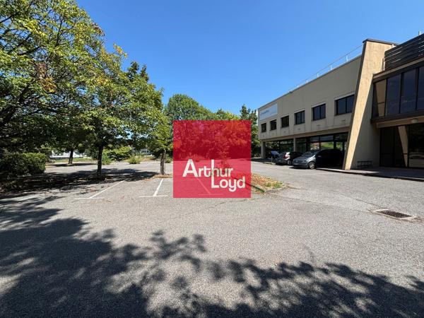 Location local commercial parking sécurisé Gières 179 m² lumineux