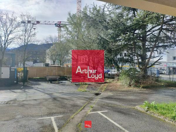 Location local commercial parking sécurisé Gières 179 m² lumineux