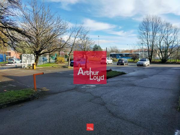 Location local commercial parking sécurisé Gières 179 m² lumineux