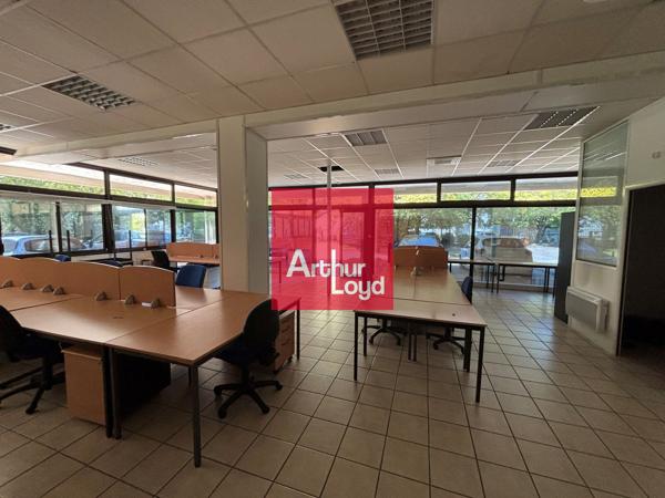 Location local commercial parking sécurisé Gières 179 m² lumineux