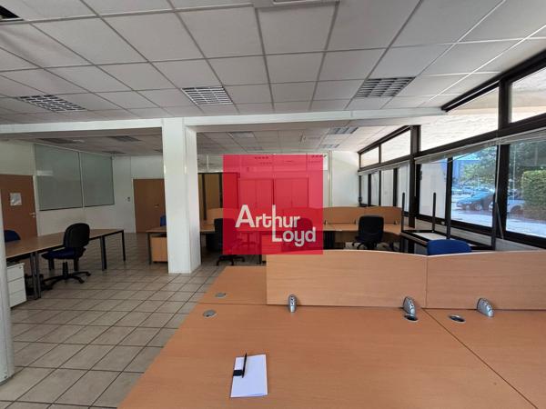 Location local commercial parking sécurisé Gières 179 m² lumineux