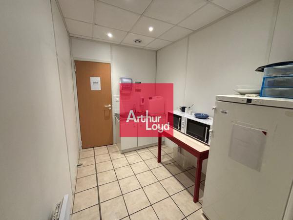 Location local commercial parking sécurisé Gières 179 m² lumineux