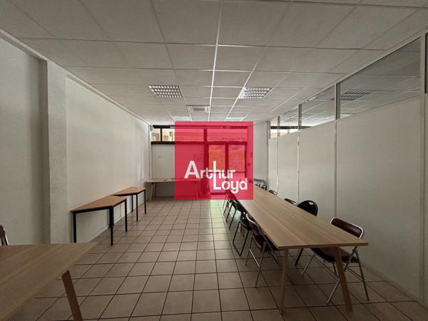 Location local commercial parking sécurisé Gières 179 m² lumineux