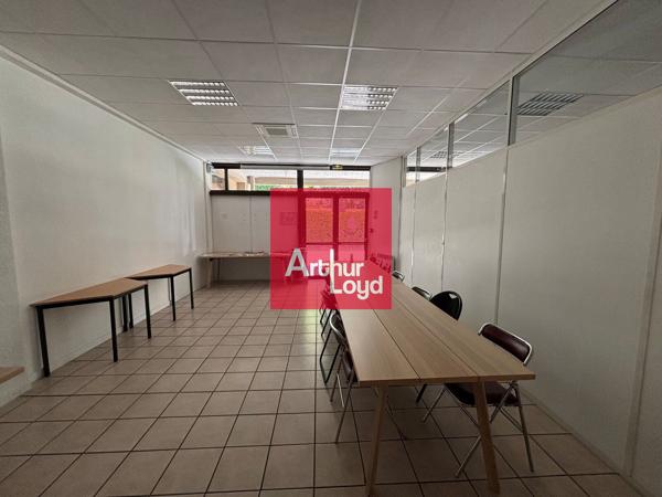 Location local commercial parking sécurisé Gières 179 m² lumineux