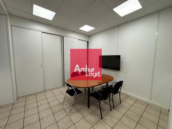 Location local commercial parking sécurisé Gières 179 m² lumineux