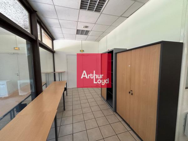 Location local commercial parking sécurisé Gières 179 m² lumineux
