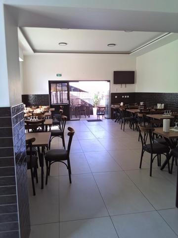 Restaurant entièrement rénové avec stationnement privatif