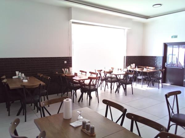 Restaurant entièrement rénové avec stationnement privatif