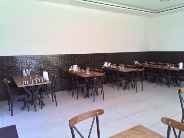 Restaurant entièrement rénové avec stationnement privatif