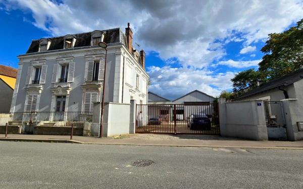 Maison à vendre    4 pièces • 1 866 m2 Viry-Châtillon